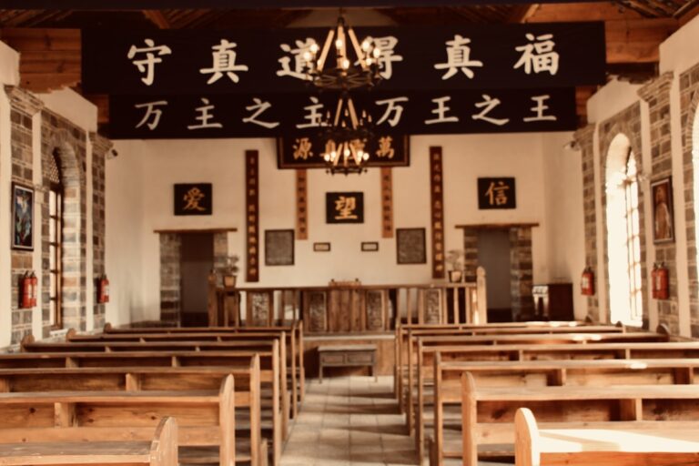 Interior de igreja com bancos - simbolizando comunidade cristã perseguida na China