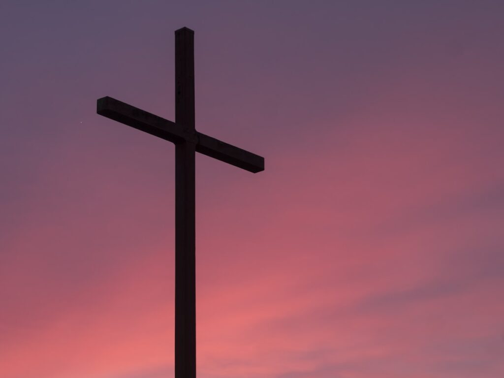 Cruz de madeira ao pôr do sol em memória de cristãos martyrizados no Congo