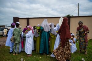 Mulheres e crianças africanas reunidas ao ar livre, representando as comunidades cristãs vulneráveis da Nigéria