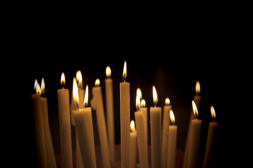 Velas acesas representando convertidos muçulmanos encontrando a luz de Cristo no Oriente Médio